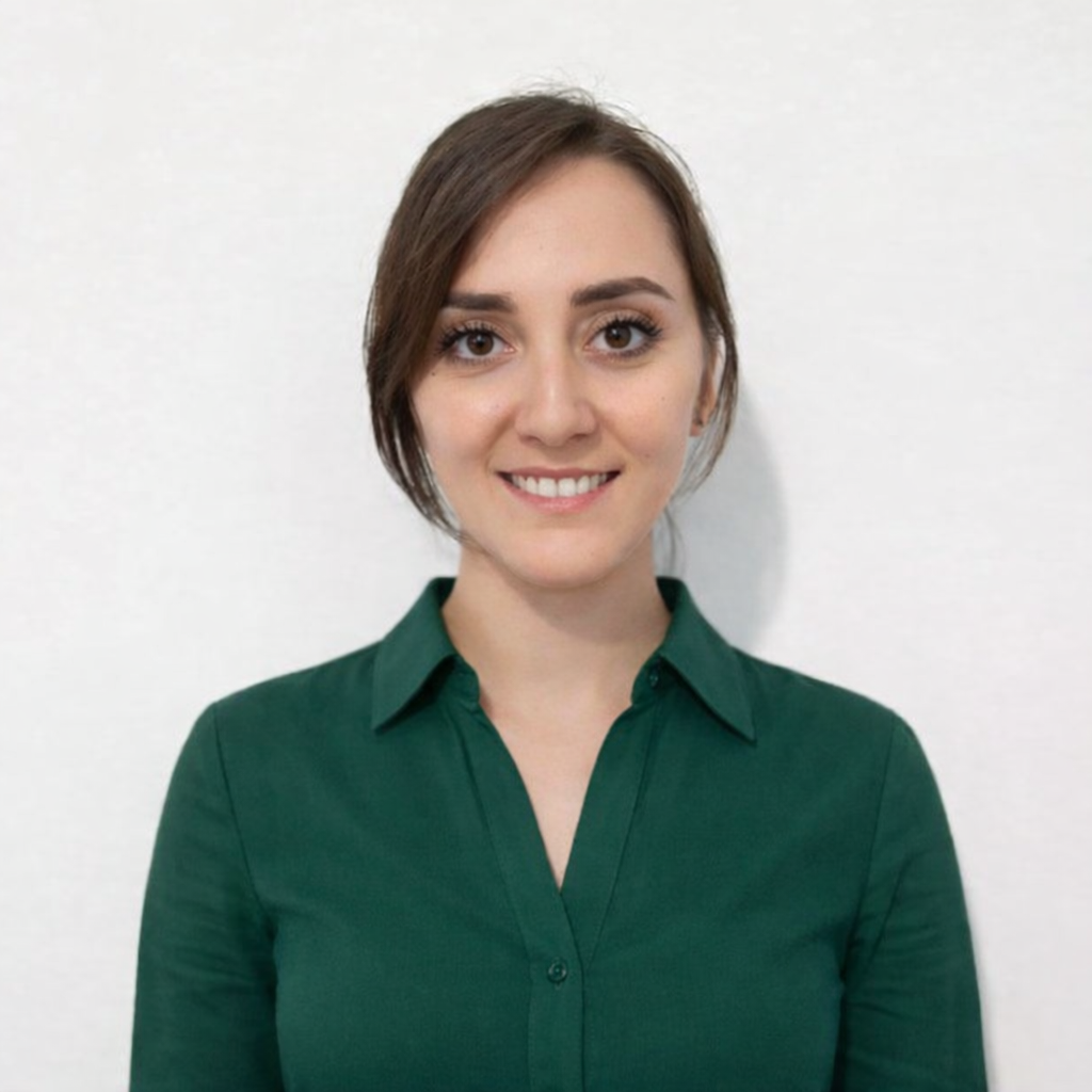 Ritratto professionale della psicologa Federica De Gregorio, in studio, con un’espressione accogliente.